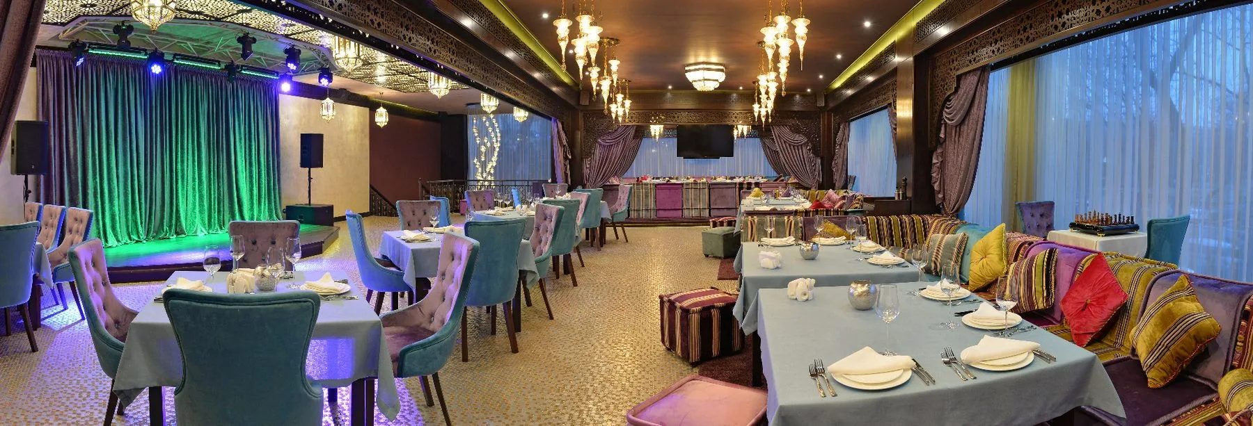 The main hall of Cafe 1991